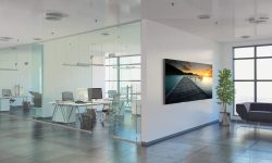 Bureaux blancs vitrés avec une ventilation Bielen au plafond